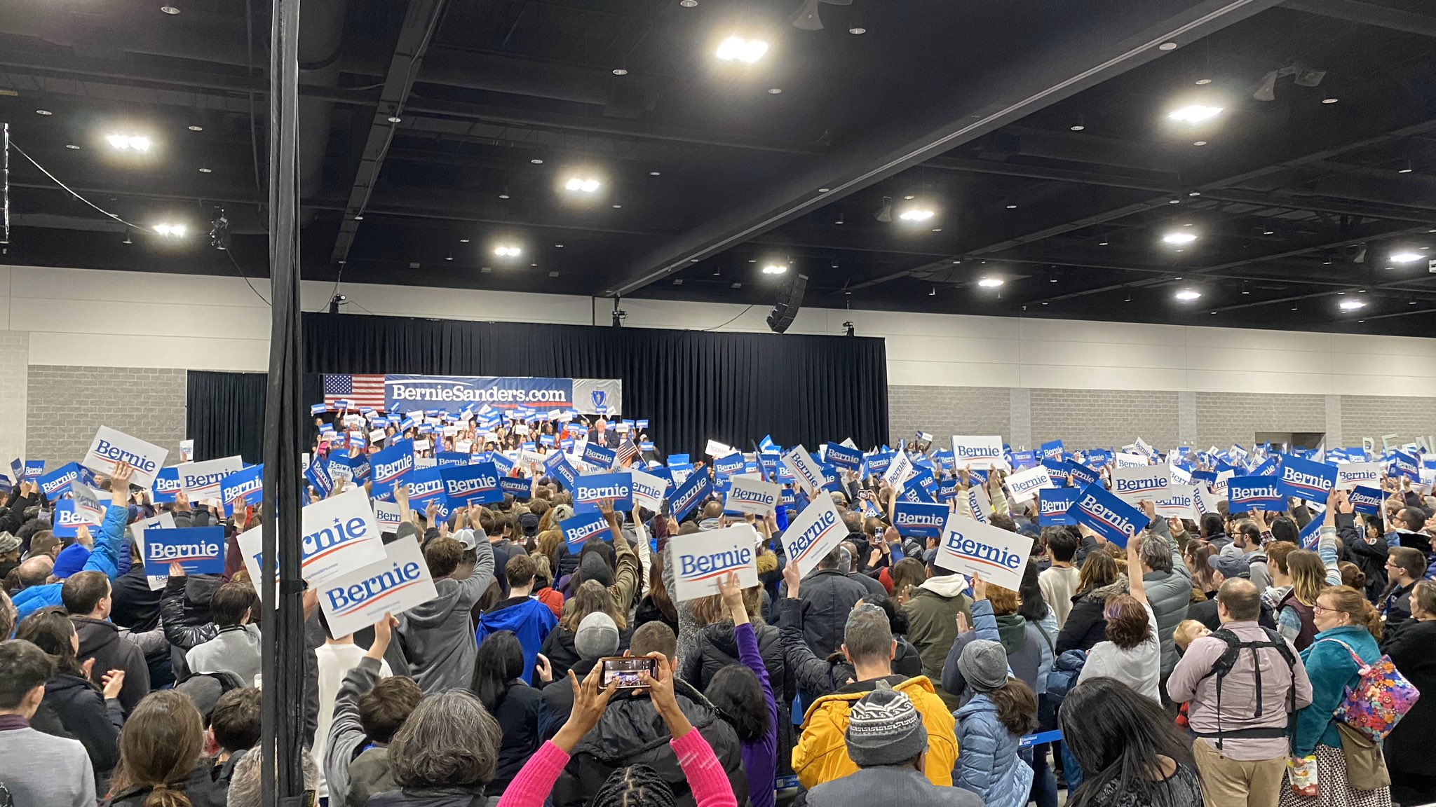 Sanders draws crowd of thousands at Springfield rally